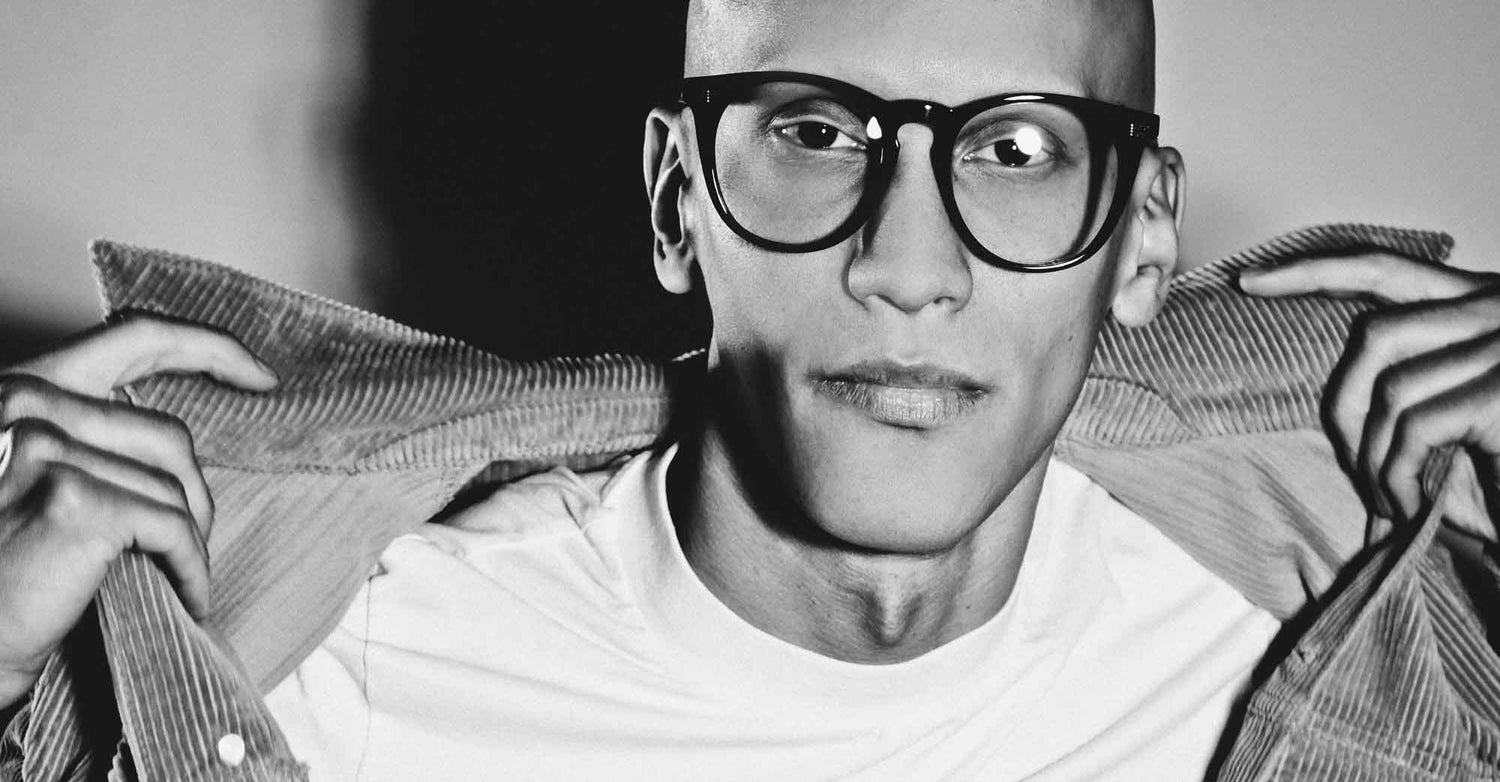 male model wearing joiuss deano black round glasses