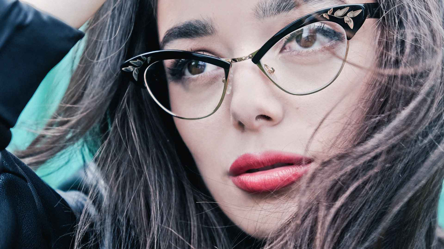 female model wearing joiuss rita gloss white & silver glasses